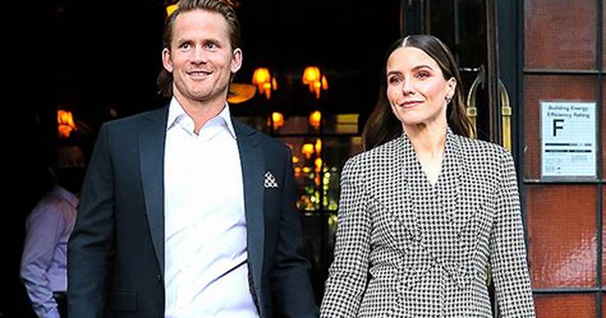 Actress Shares Sweet Proposal Pic – Hollywood Life