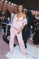 Alessandra Ambrosio Walking in vs Fashion Show — Pics