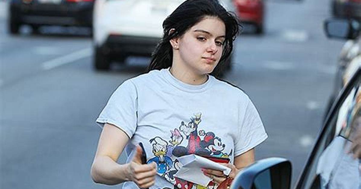Ariel Winter Goes Makeup-Free & Rocks Mickey Mouse T-Shirt & Jeans — Pic