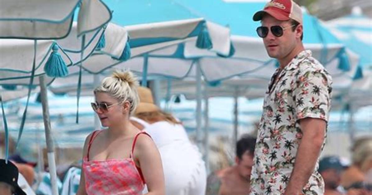 Ariel Winter Wears Tie-Dye Bikini During Beach Date with Luke Benward – Hollywood Life