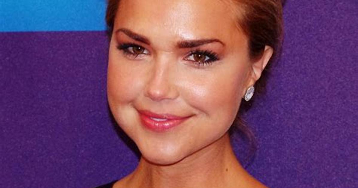 Arielle Kebbel: Boyfriend, Net Worth, Tattoos, Smoking & Body Measurements