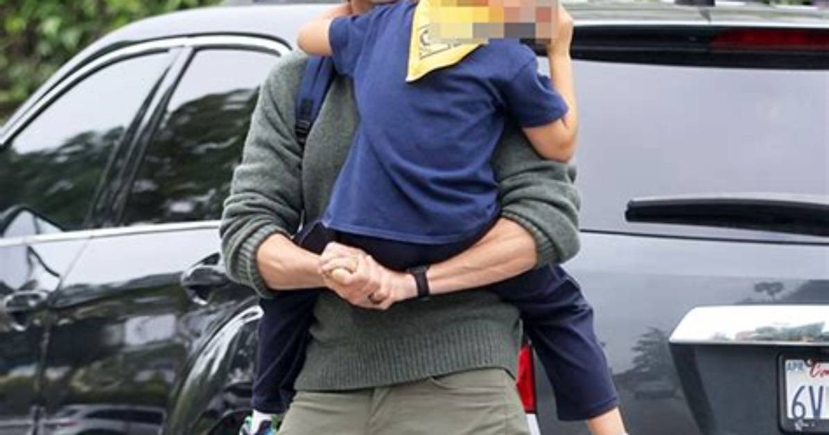 Ashton Kutcher Carries Son Dimitri Leaving Cub Scout Meeting: Photos – Hollywood Life
