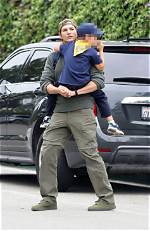 Ashton Kutcher Carries Son Dimitri Leaving Cub Scout Meeting: Photos – Hollywood Life