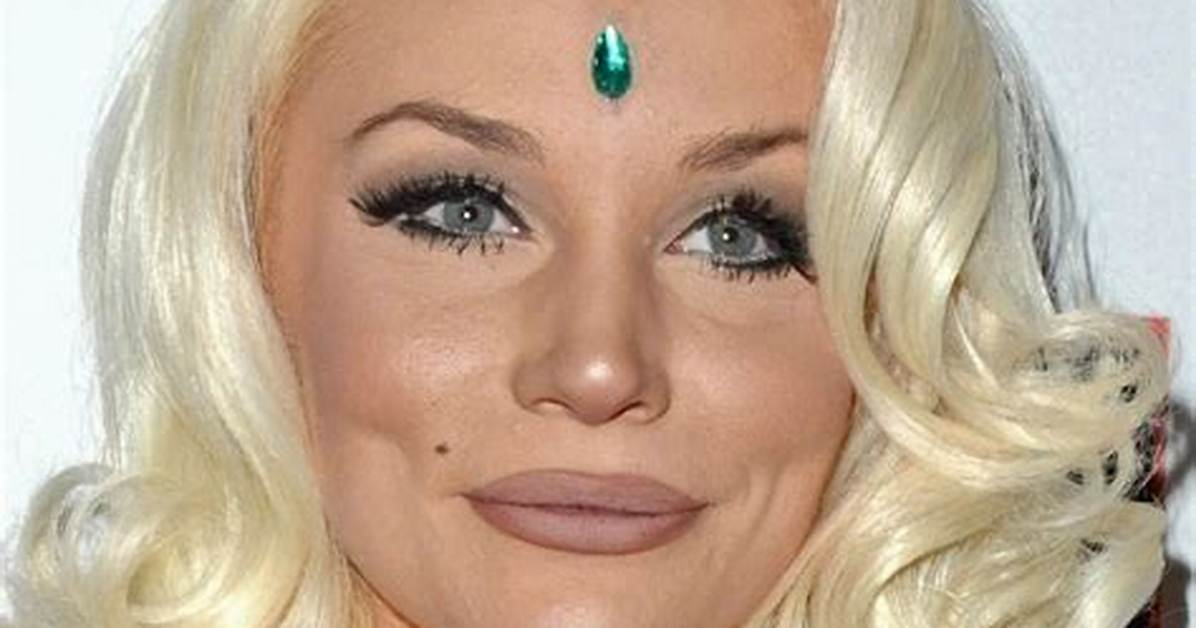 At Home with Courtney Stodden: Singer Shows off Her Glamorous Christmas Decorations & More