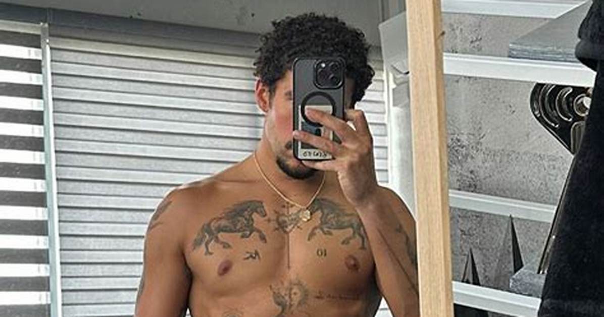 Bad Bunny Posts Nsfw Shirtless Selfie Amid Kendall Jenner Romance – Hollywood Life