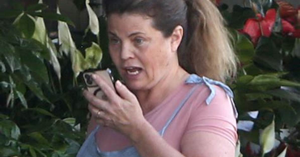 ‘Baywatch’ Star Yasmine Bleeth Seen Makeup Free, Walking Dog: Photos – Hollywood Life
