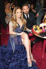 Ben Affleck Bonds with J. Lo’s Child Emme, 14, at Farmer’s Market with Violet, 16, & Seraphina, 13: Photo