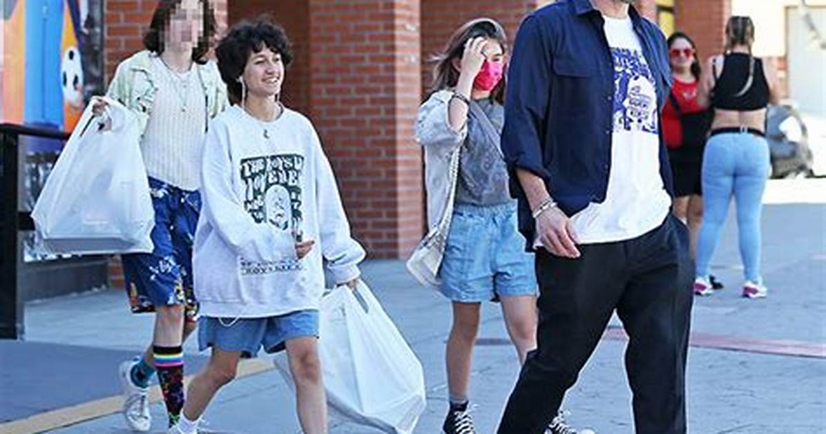 Ben Affleck Steps out with Seraphina, 13, & Emme, 14, for Halloween Shopping Trip: Photos