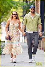 Blake Lively & Ryan Reynolds Holds Hands as They Brave the Frigid Wind in Nyc — Photo