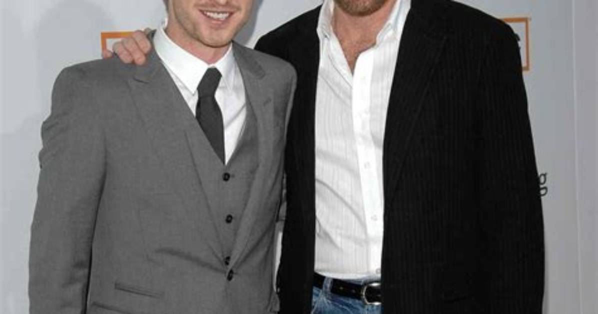 ‘Breaking Bad’ Stars Aaron Paul & Bryan Cranston in Bed Together – Pic – Hollywood Life
