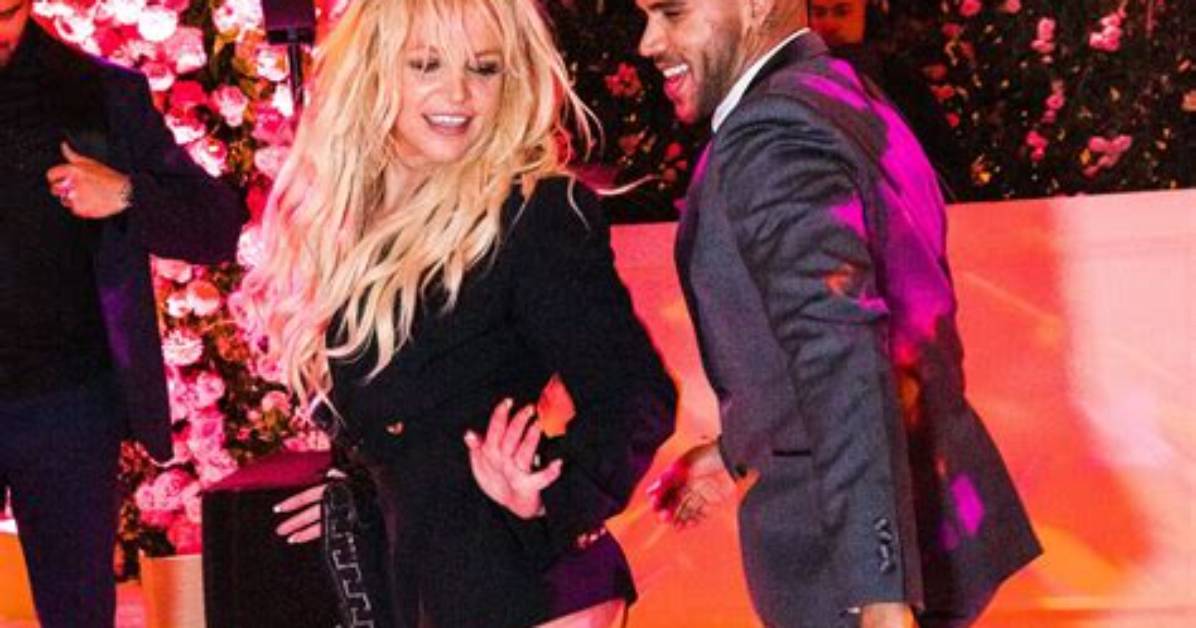Britney Spears Bares Butt in Thong Underwear in Instagram Video, Photo – Hollywood Life