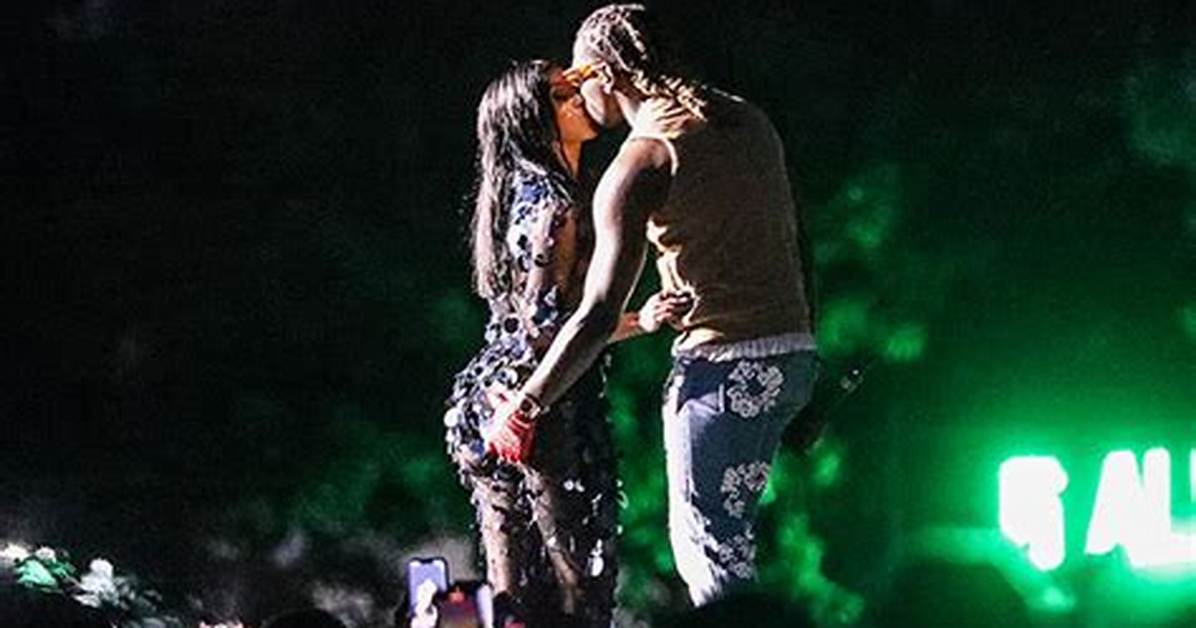 Cardi B & Offset Kiss on Stage at Wireless Festival: Photos – Hollywood Life