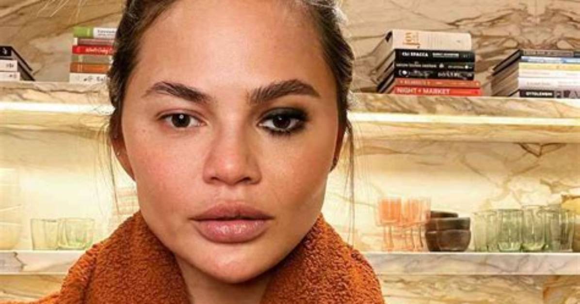 Chrissy Teigen Shares Makeup-Free Selfie While Saying Goodbye to Her ‘Pregnancy Glow’