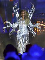 Ciara Hosts ‘Dick Clark’s New Year’s Rockin Eve’ ’22 in Amazing Outfit – Hollywood Life