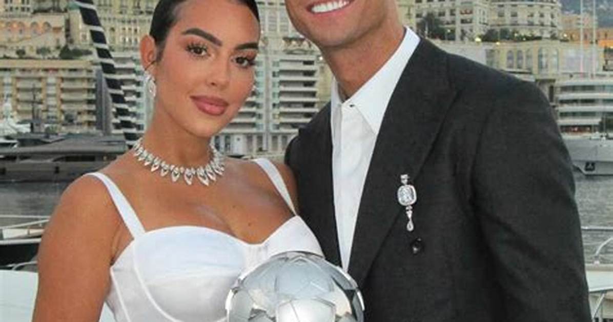 Cristiano Ronaldo’s Gf Georgina Shows off Baby Bump in Christmas Pjs After Announcing Twins