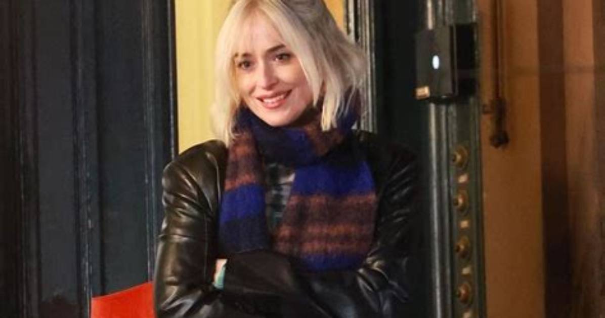 Dakota Johnson Debuts Platinum Blonde Hair on Movie Set: Photos – Hollywood Life