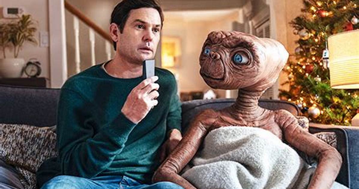 E. T. & Elliott Reunite in Holiday Short Story Video 37 Year's Later – Hollywood Life