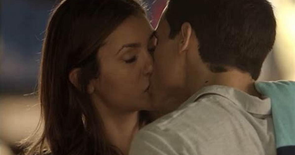 Elena Kisses Liam After Their Date – Hollywood Life