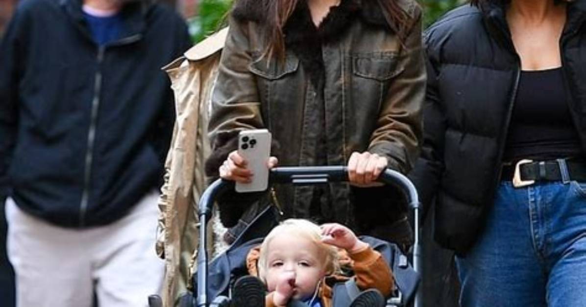 Emily Ratajkowski Pushes Son Sylvester in Stroller During Nyc Outing – Hollywood Life