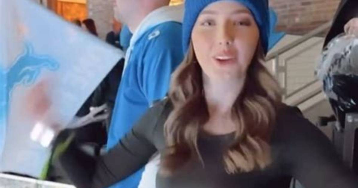 Eminem’s Daughter Hailie Rocks Crop Top & Leggings in Mirror Selfie