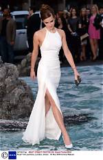 Emma Watson’s ‘Noah’ Dress — Stuns in Thigh-High Slit for Uk Premiere – Hollywood Life