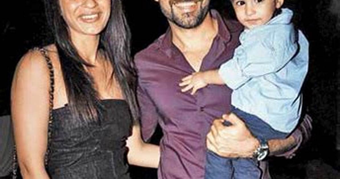 Emraan Hashmi: Wife, Net Worth, Tattoos, Smoking & Body Facts