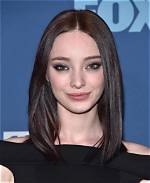 Exploring Emma Dumont Early Life Body Career Boyfriend