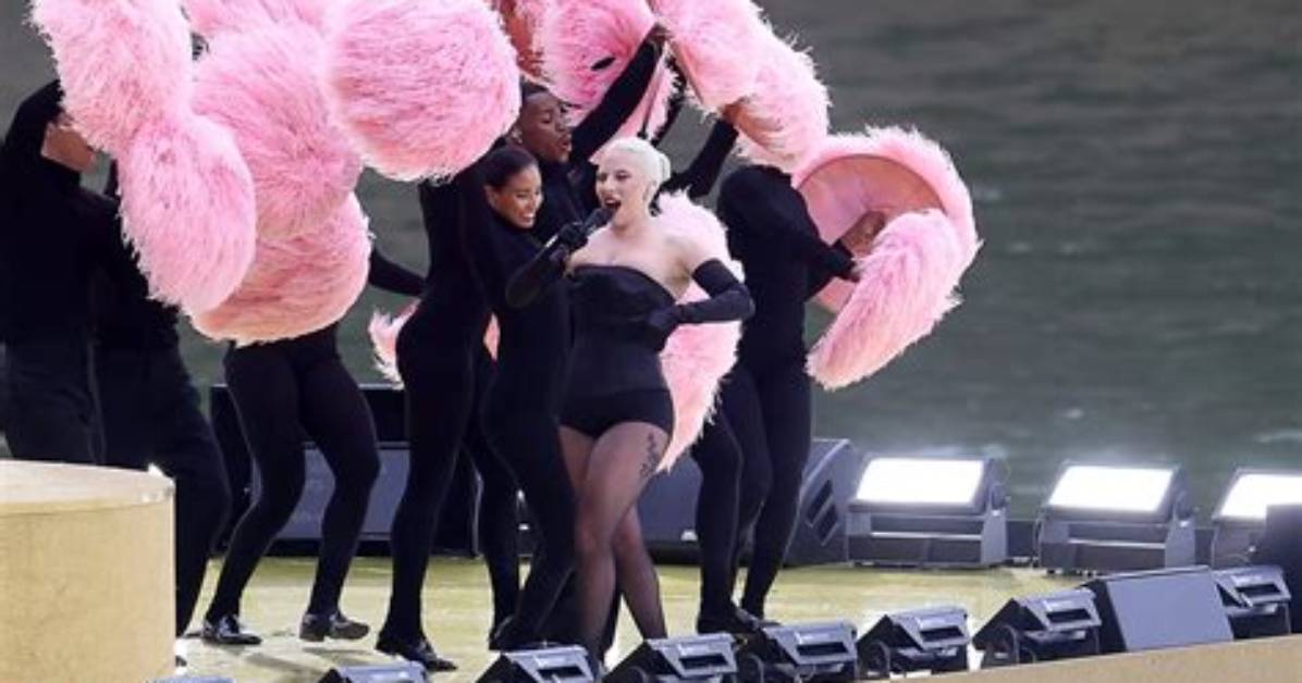 Fashion & Performance Photos – Hollywood Life
