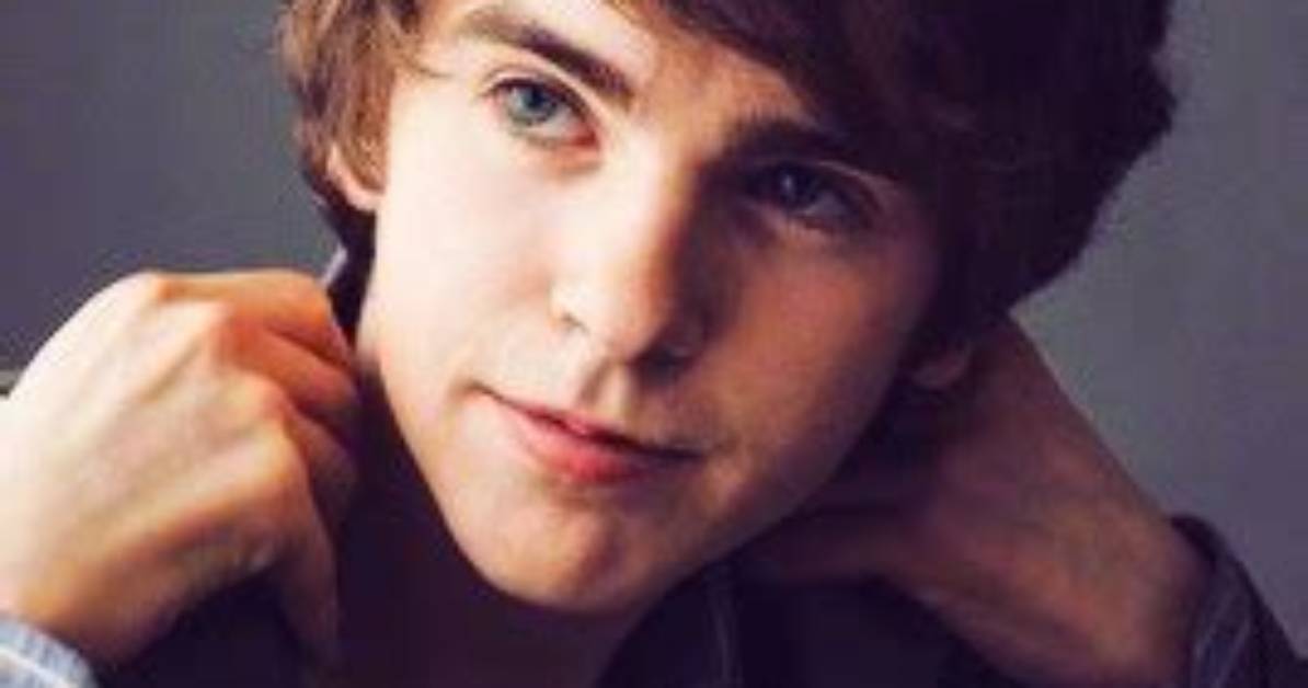Freddie Highmore: Dating, Net Worth, Tattoos, Smoking & Body Facts