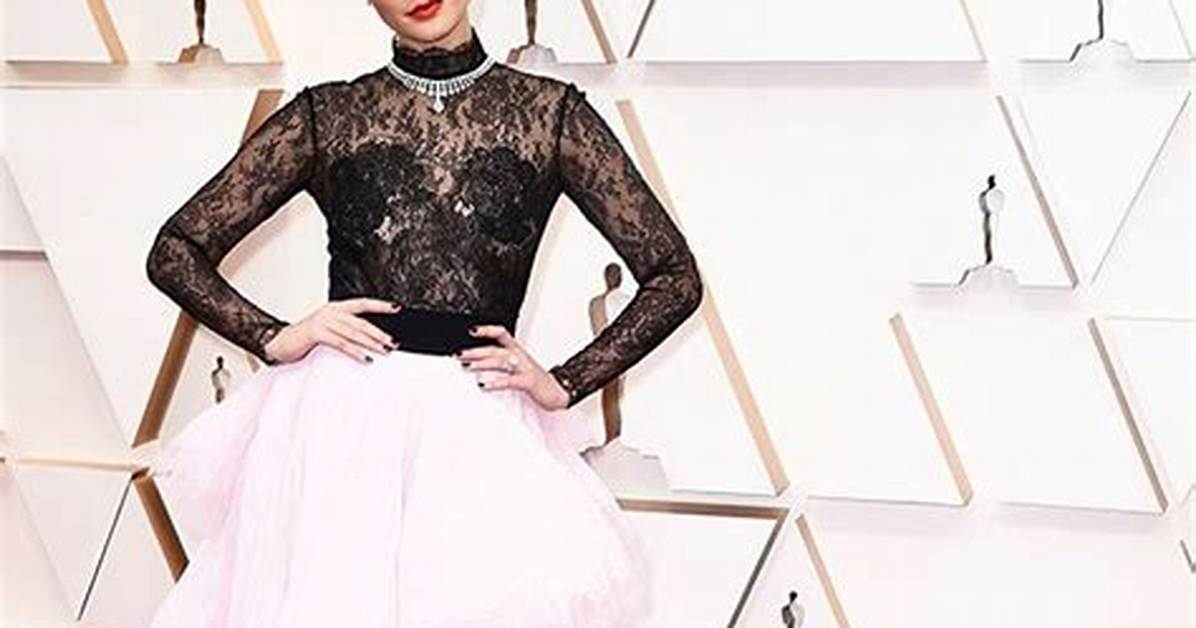 Gal Gadot Sizzles in Black & Pink at the Oscars 2020 — See Her Fierce Look
