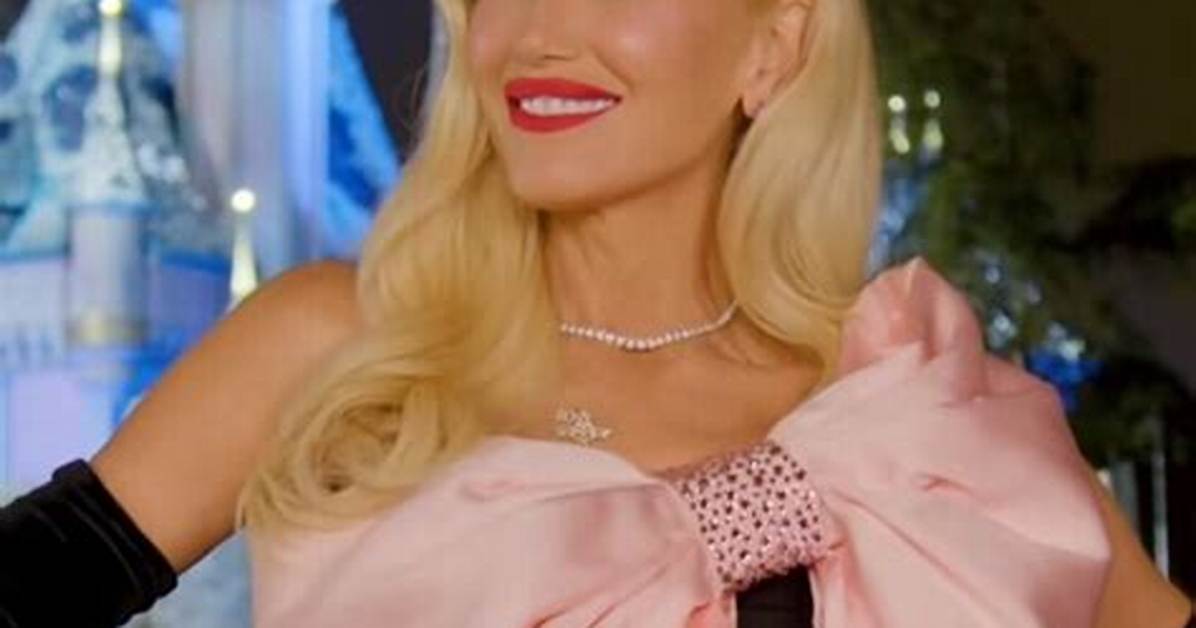 Gwen Stefani’s ‘Wonderful World of Disney’ Holiday Special Performance – Hollywood Life
