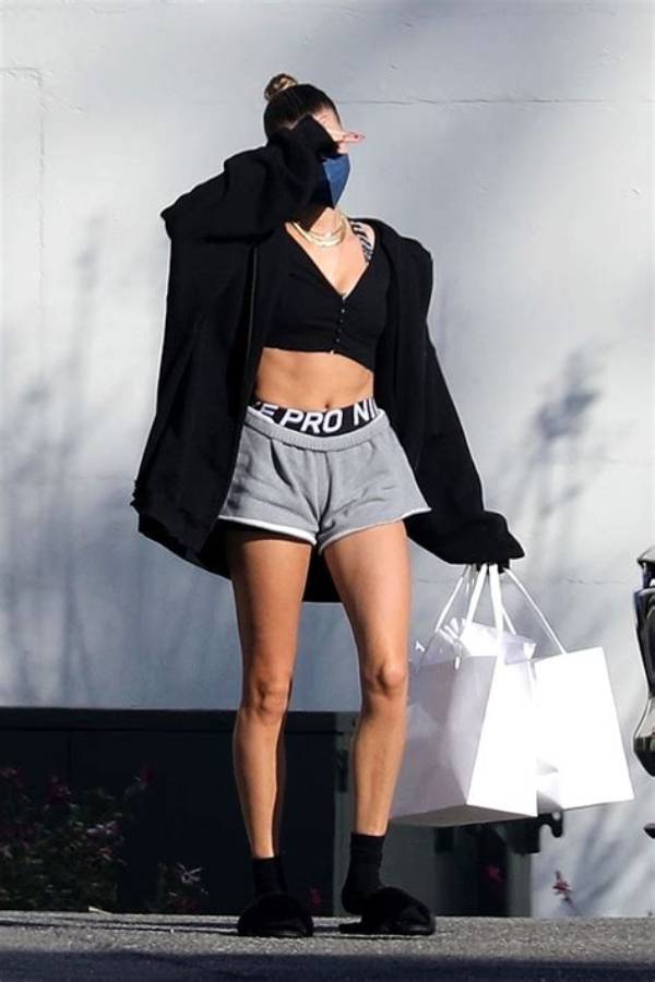Hailey Baldwin Rocks Short Shorts & Crop Top for Romantic Dinner Date with Justin Bieber