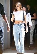 Hailey Bieber Rocks Crop Top & Body Chains for Justin’s Brazil Show – Hollywood Life