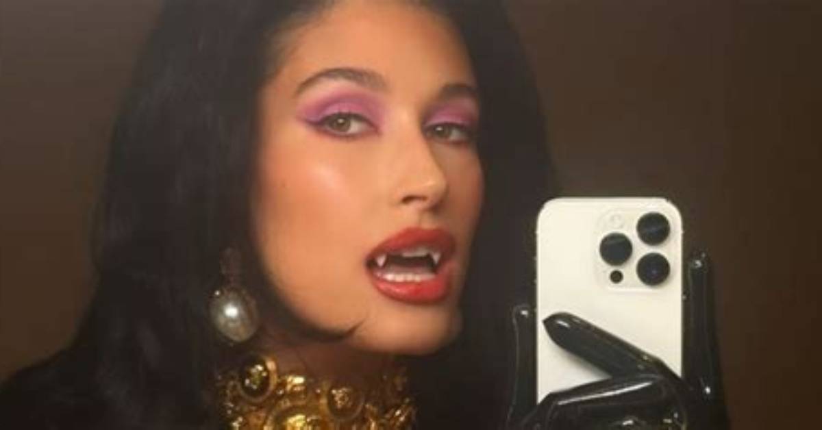 Hailey Bieber’s Versace Vampire Halloween Costume 2022: Photos – Hollywood Life