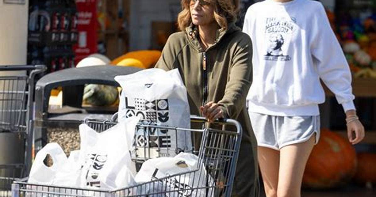 Halle Berry & Daughter Go Shopping in New Photos – Hollywood Life