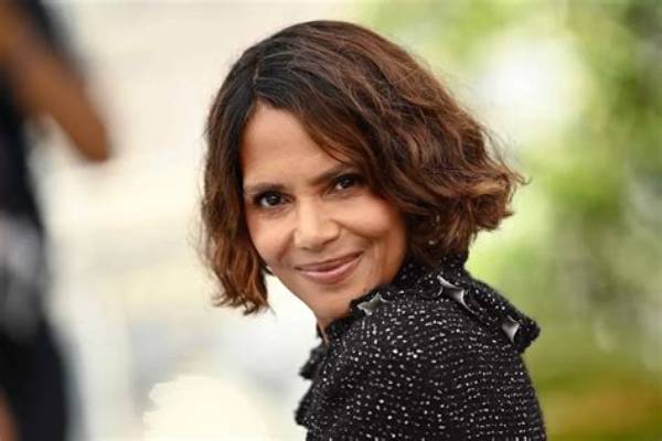 Halle Berry Goes Makeup-Free for Her Morning Skin Care Routine: Watch – Hollywood Life
