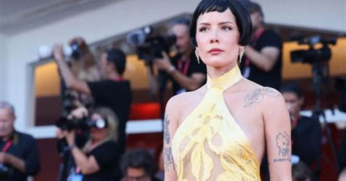 Halsey’s Nip Slip: Risks Wardrobe Malfunction in Crazy Plunging Dress — Pic