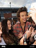 Harry Styles Makes out with Fan — One Direction-Er Loves Older Women – Hollywood Life