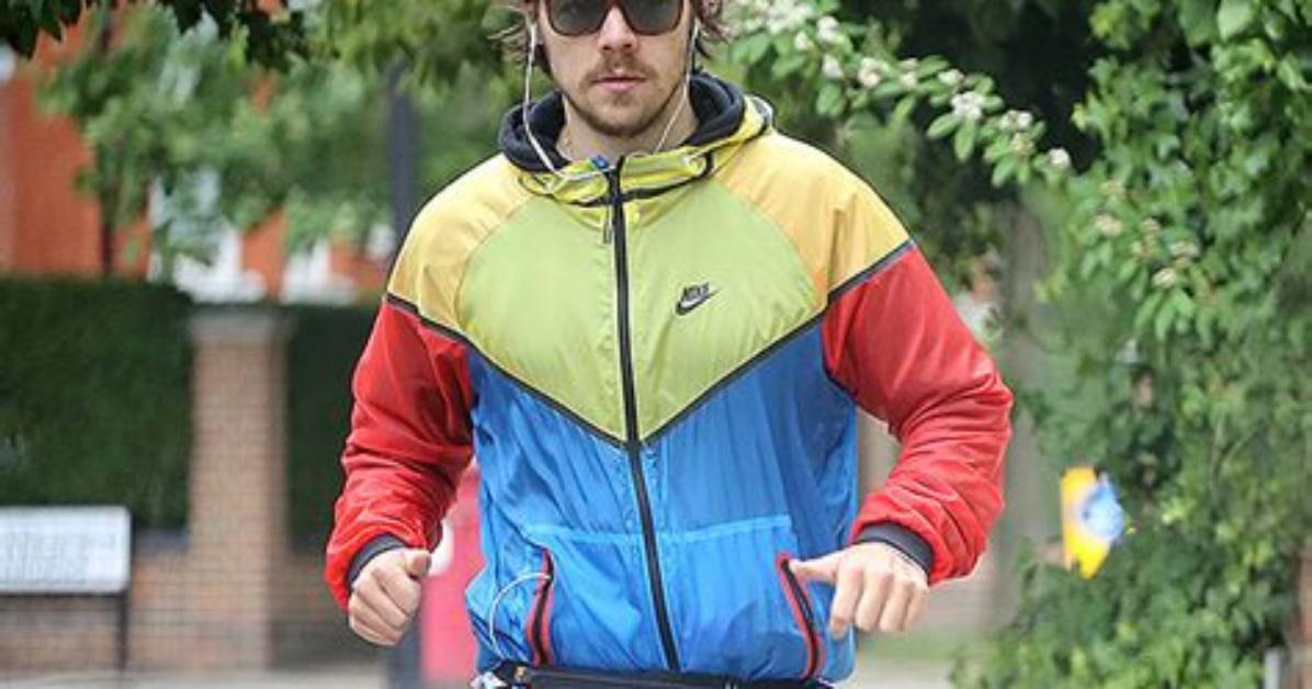 Harry Styles Rocks a Fanny Pack & Proves It’s Still in Style While Going on a Run — Pic