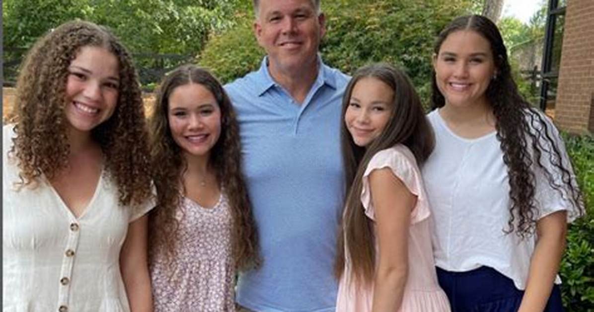 Haschak Sisters Height, Biography, Wiki, Age, Family, Net Worth