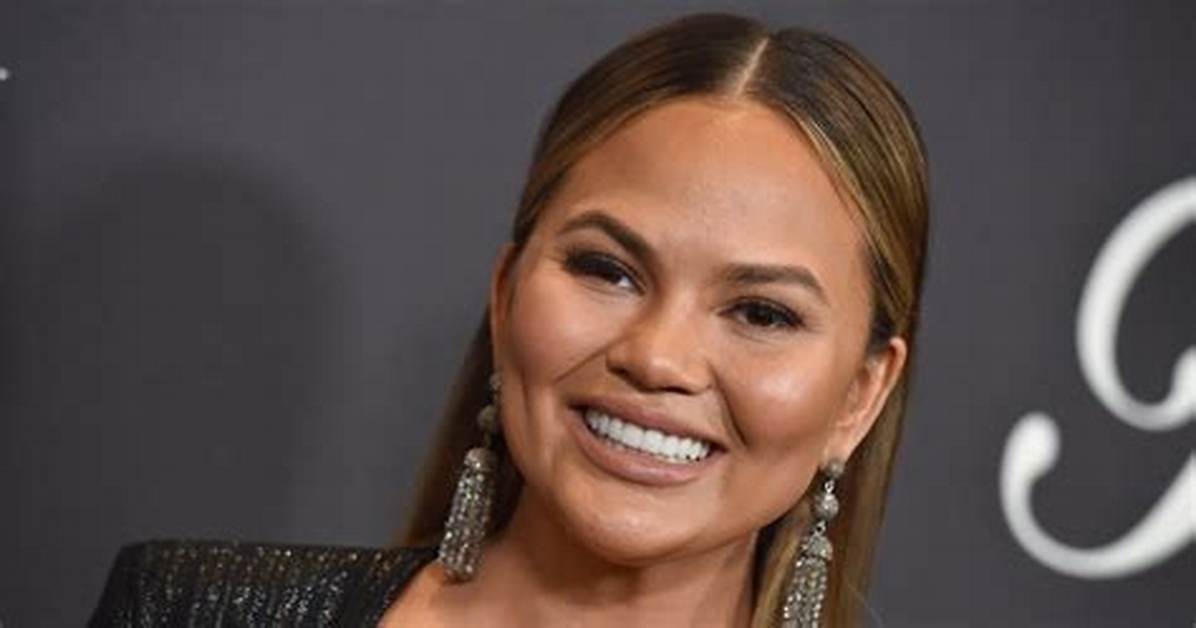 How Chrissy Teigen Really Feels About ‘Selling Sunset’ After Shading the Cast on Twitter