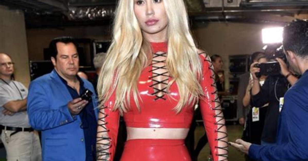 Iggy Azalea Rocks a Sexy Black Bikini While Hitting the Hot Tub in New Tiktok Video