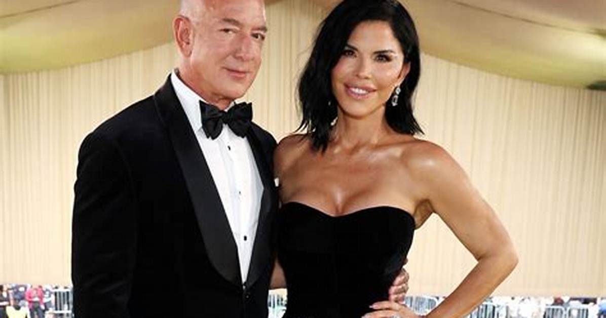Jeff Bezos & Lauren Sanchez Makeout on Holiday Trip to St. Barts — Pda Photos