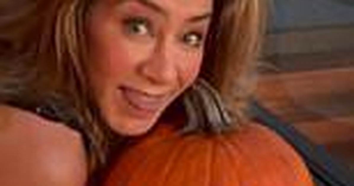 Jennifer Aniston Carves a Pumpkin with Sandra Bullock: Video – Hollywood Life