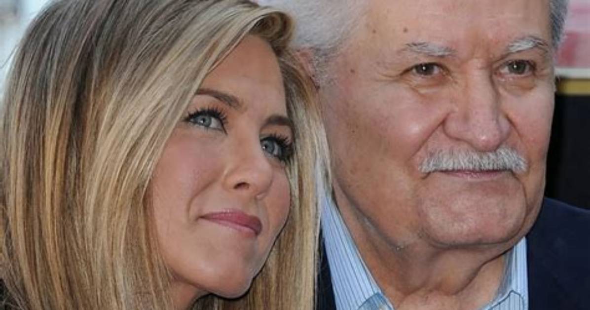 Jennifer Aniston Pays Tribute to Father John at Daytime Emmys: Watch – Hollywood Life