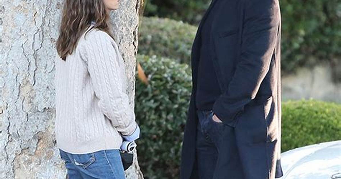 Jennifer Garner & Ben Affleck Share Friendly Hug & Laugh Inside Car – Hollywood Life