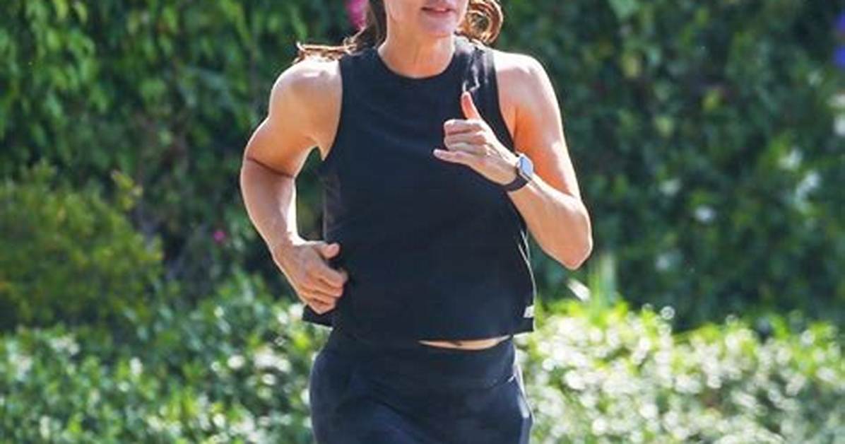 Jennifer Garner Goes Makeup-Free on Jog: Photos – Hollywood Life