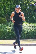Jennifer Garner Goes Makeup-Free on Jog: Photos – Hollywood Life
