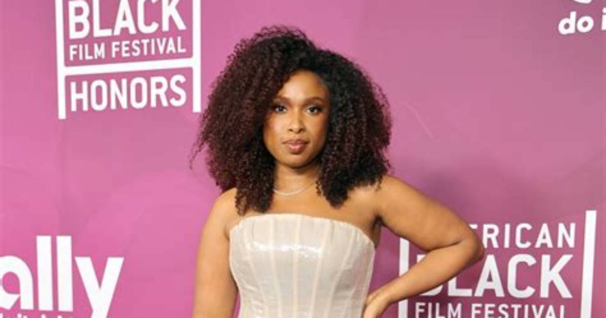 Jennifer Hudson, 39, Poses with Natural Curls in Rare Pic While Rocking Crop Top & Workout Leggings