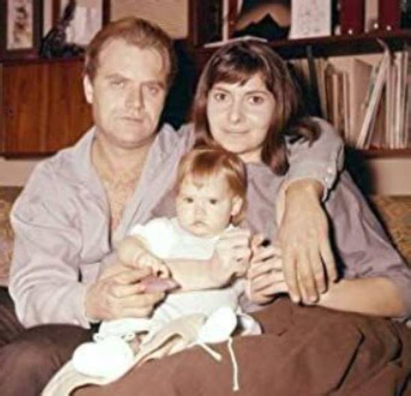 Jennifer Jason Leigh Family | Parents and Siblings Ethnicity